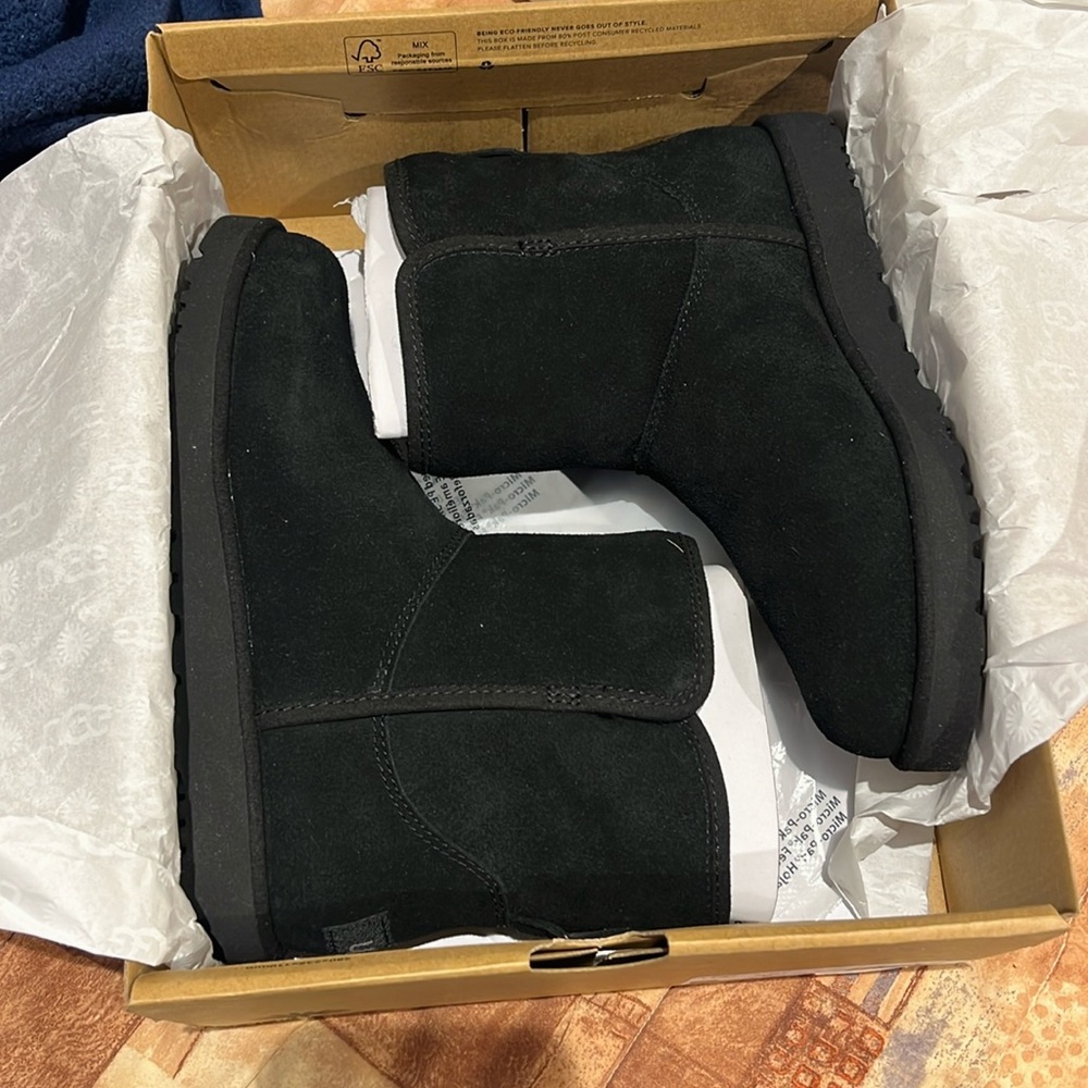 UGG’s BLACK Cory II Booty